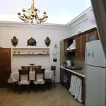 La Bella Di Adriana Nyaraló